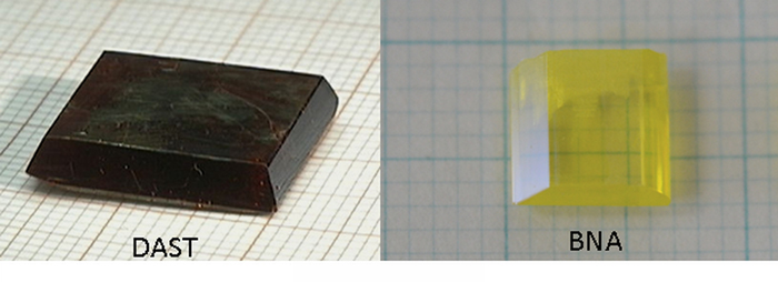 DAST結晶とBNA結晶 DAST結晶とBNA結晶